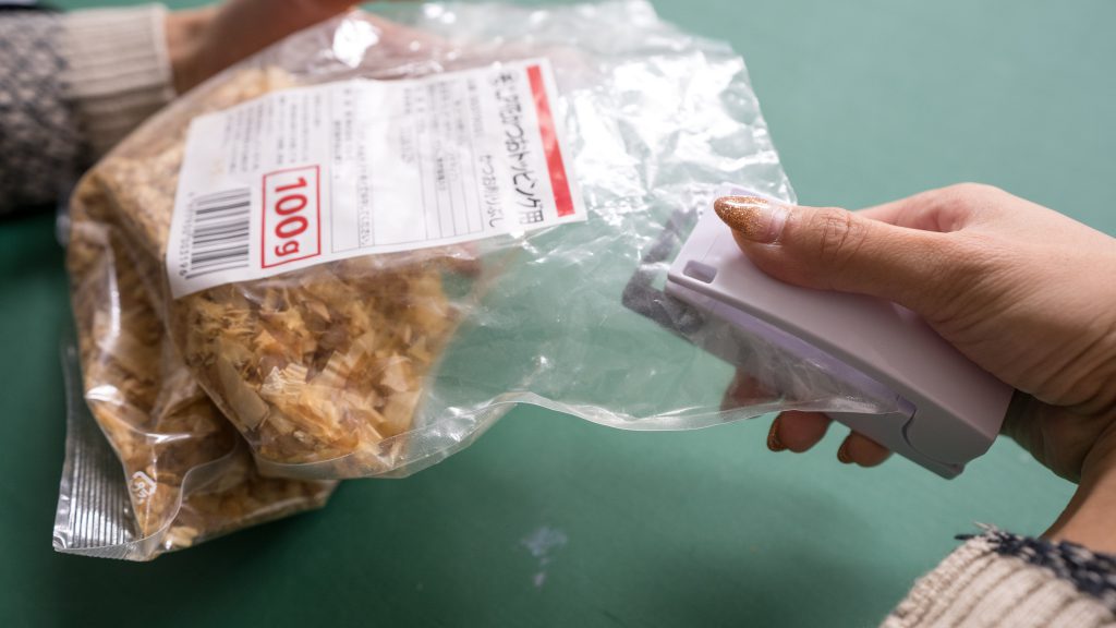 Using a daiso item: easysealer