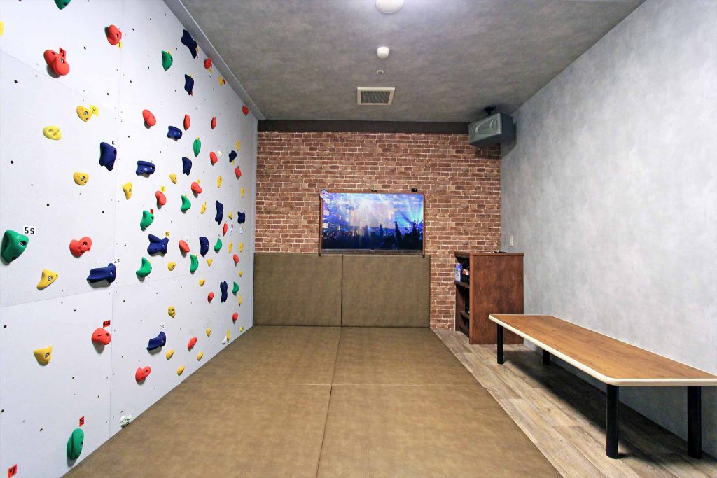 Bouldering room at Karaoke Jankara