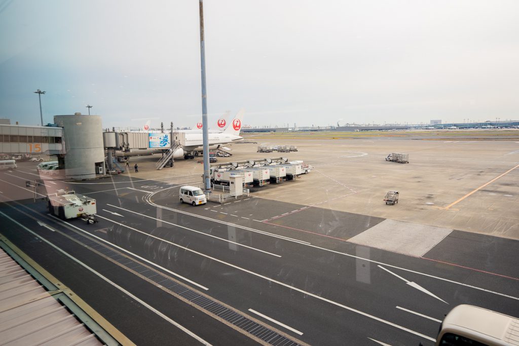 Landing airplanes at Haneda International Airport