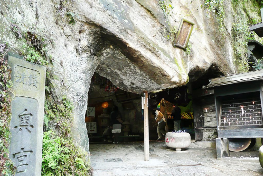 Zeniarai benzaiten Shrine