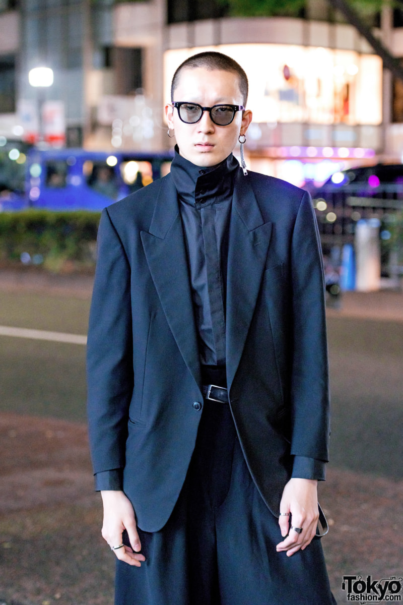 All black minimalist Japanese street fashion